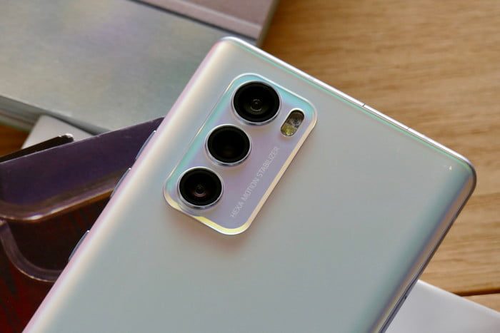 Vista posterior del teléfono LG Wing mostrando sus tres cámaras