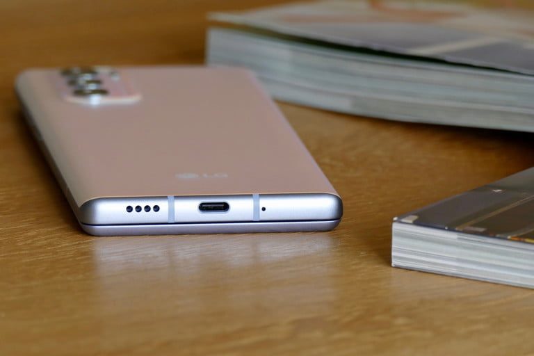 Vista de la parte inferior mostrando el conector del LG Wing