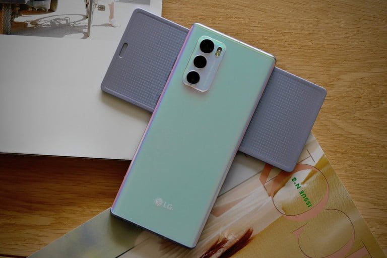 Vista posterior del teléfono LG Wing mostrando sus tres cámaras en modo extendido