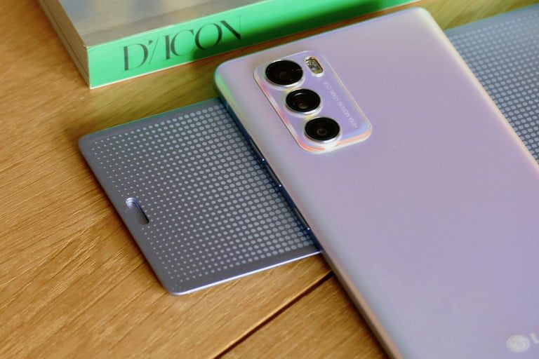 Vista parcial del teléfono LG Wing mostrando sus tres cámaras