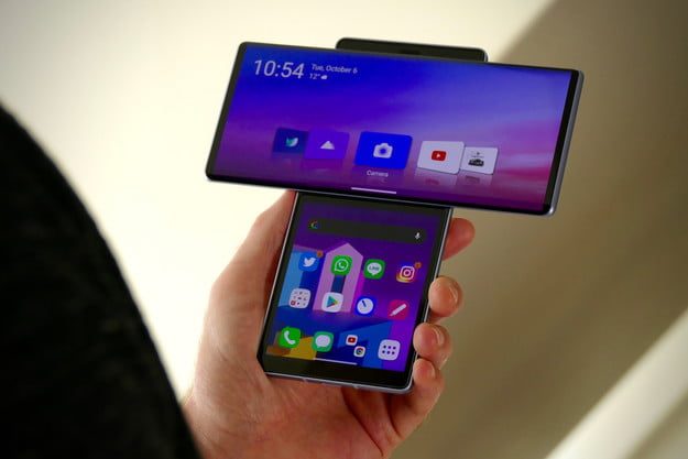 Teléfono LG WIng es las manos de una persona en modo extendido 2