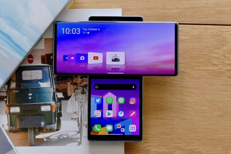 Teléfono LG WIng sobre superficie de madera