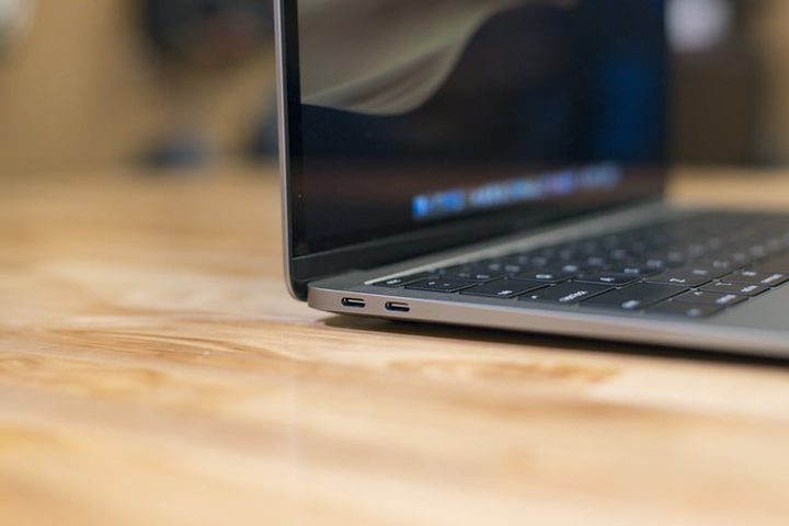 Vista parcial de una MacBook Air para comparar Apple vs. HP