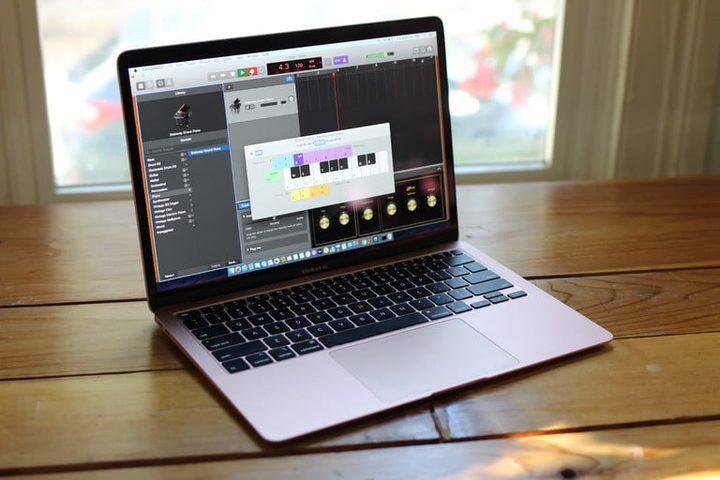 MacBook Air sobre superficie de madera para comparar Apple MacBook Air vs. Dell XPS 13