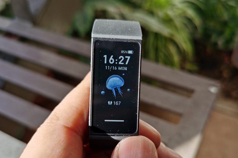 Usuario sosteniendo la Mi Smart Band 4C