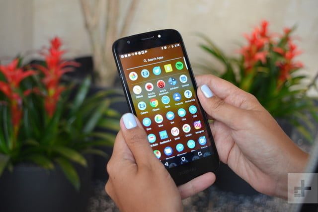 Moto E5 Play en las manos de una persona para evaluar los mejores celulares prepago