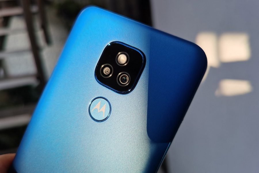 Detalle de la óptica principal del Moto E7 Plus