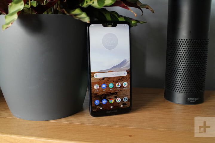 Moto G7 Power junto a una planta para evaluar los mejores celulares prepago