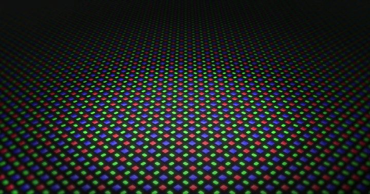 Pantalla mostrando pixeles en color rojo, verde y azul para compararlo con QD-OLED