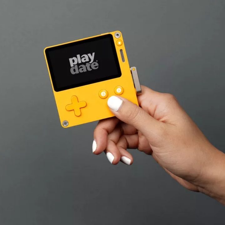 panic estreno playdate miniconsola manivela model shot 0