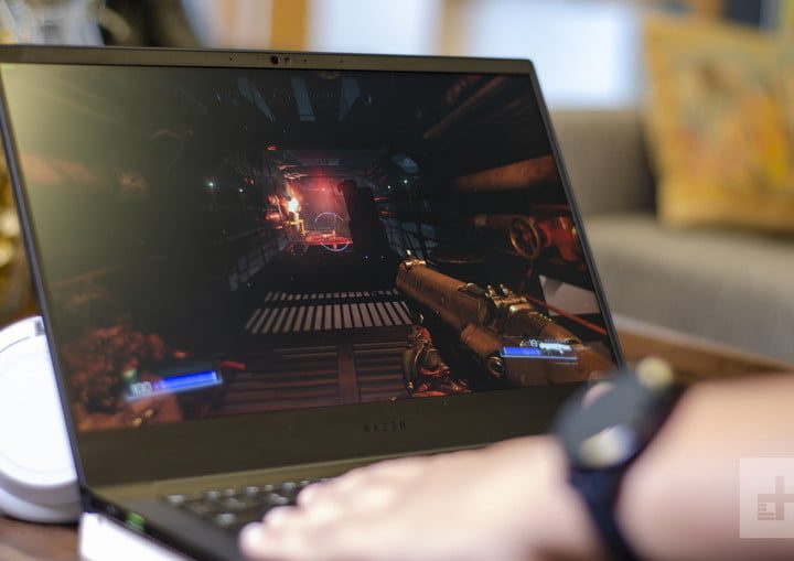 una persona jugando con una Razer Blade Stealth (2020), una de las mejores laptops de 13 pulgadas