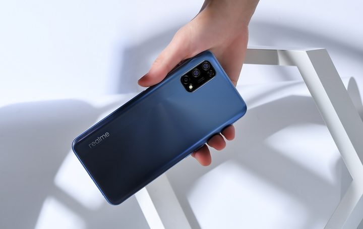 Realme 7 5G sujetado por una mano