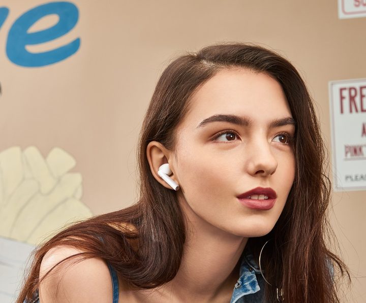 una joven con los auriculares Realme Buds Air Pro blancos