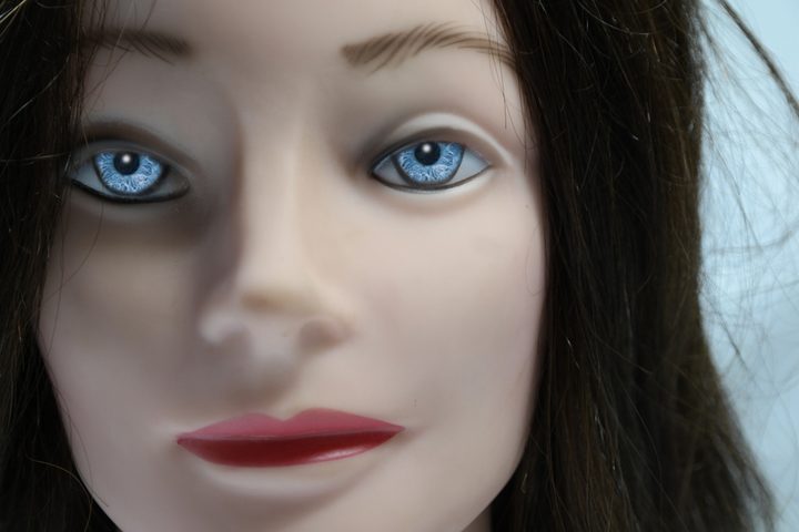 La imagen muestra el rostro de un robot sexual.