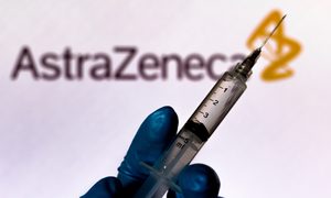 La imagen muestra una vacuna junto al logo de AstraZeneca.