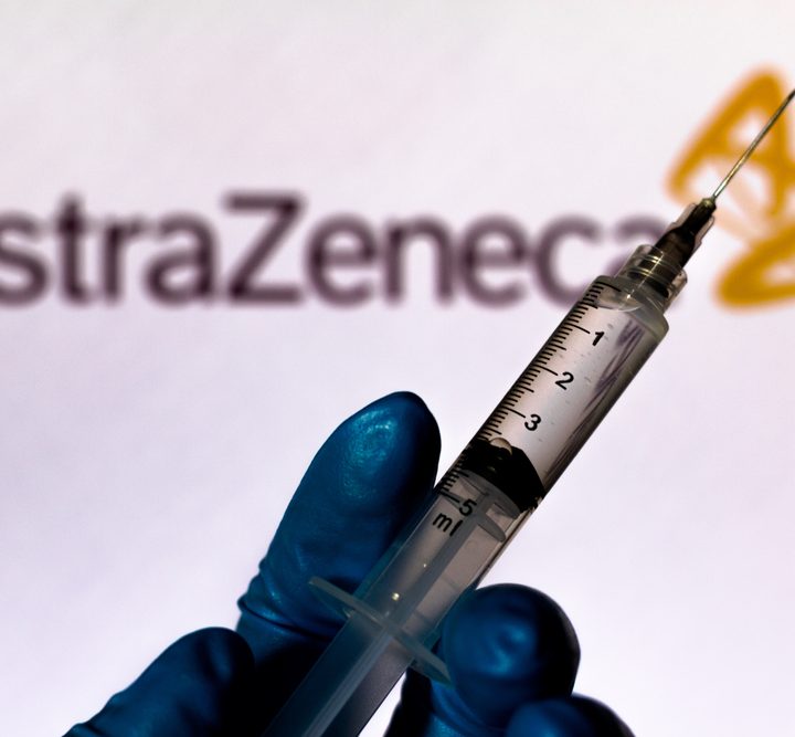 La imagen muestra una vacuna junto al logo de AstraZeneca.