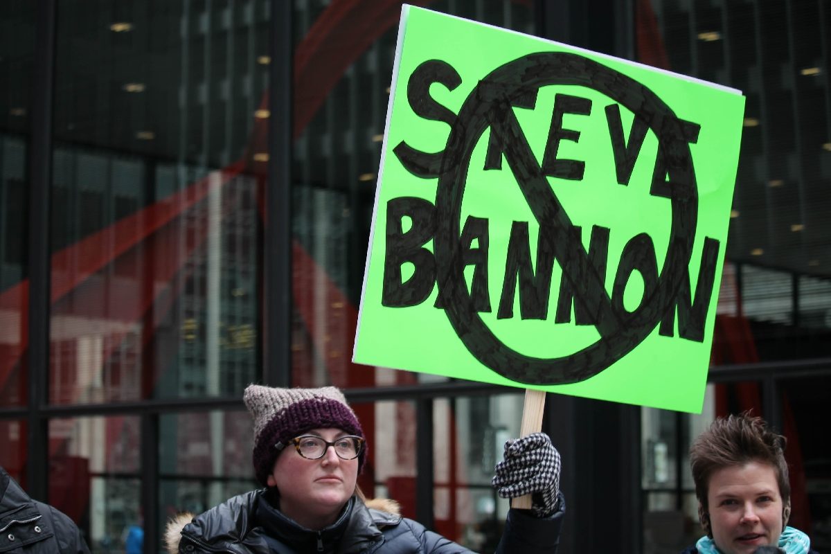 Carteles contra Steve Bannon