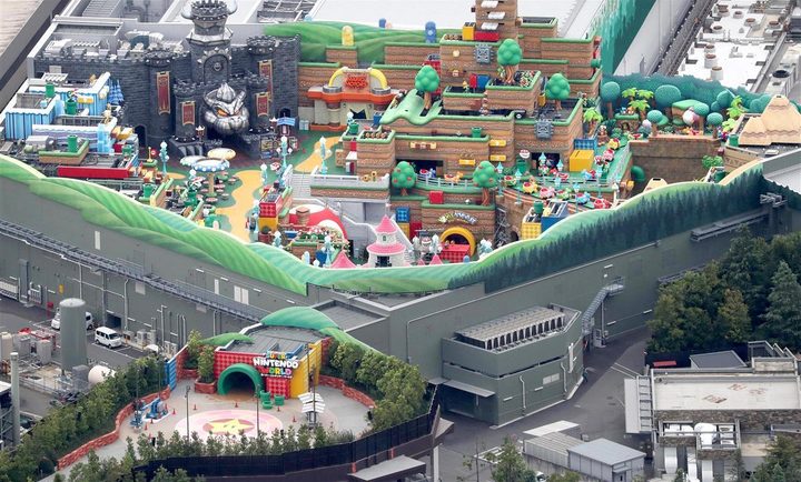 La imagen muestra las construcciones del Super Nintendo World, en Osaka, Japón.
