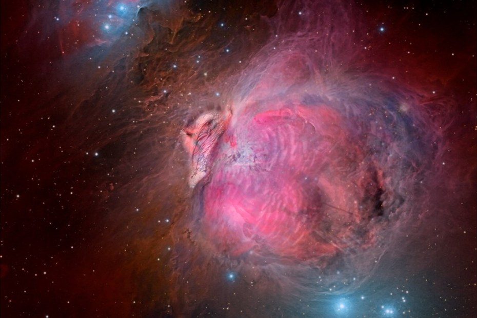 La imagen muestra la ficticia Gran Nebulosa del Pavo, editada por un astrofotógrafo.