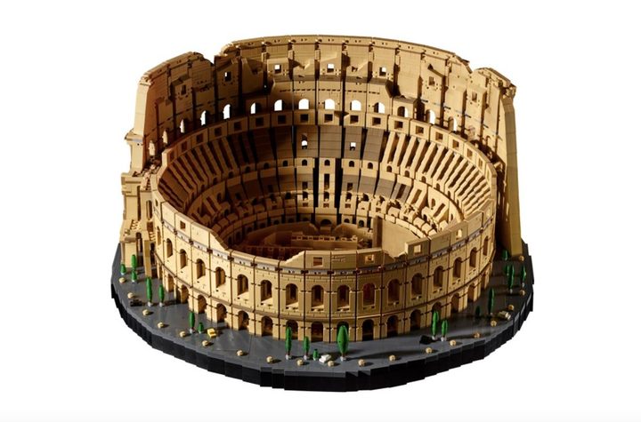 La imagen muestra la réplica del Coliseo Romano de Lego.