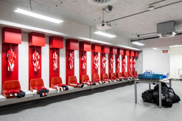 La imagen muestra los vestuarios del estadio Philips del PSV.