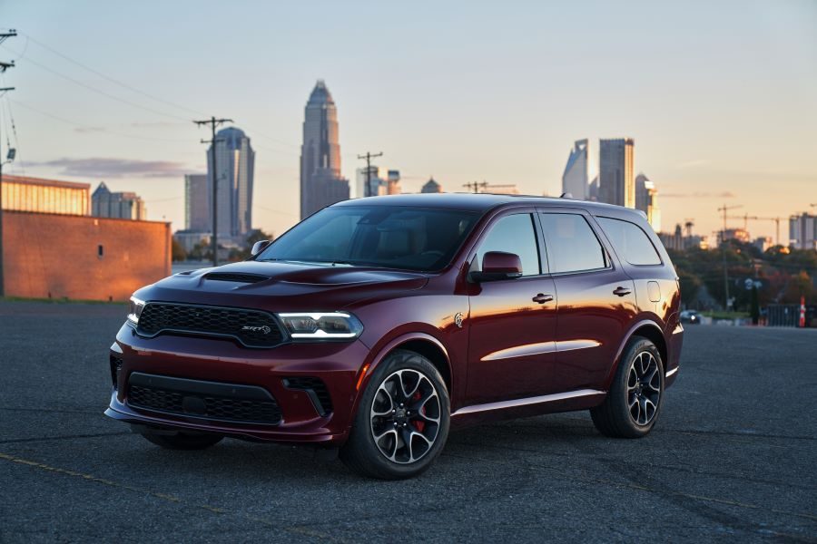 Dodge Durango SRT Hellcat 2021 con la ciudad de fondo