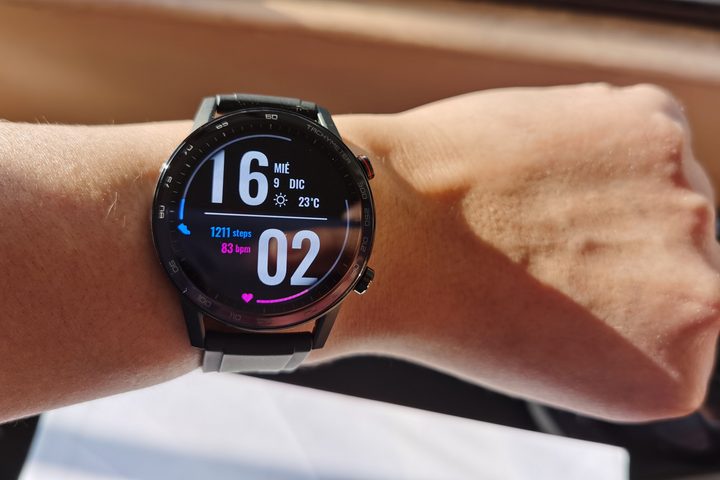 Usuario mostrando el Honor Magic Watch 2