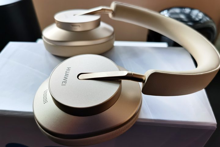 Audífonos Huawei Freebuds Studio en primer plano
