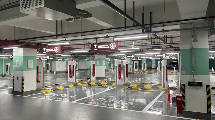 La imagen muestra la nueva estación de Supercargadores que Tesla inauguró en Shanghai.