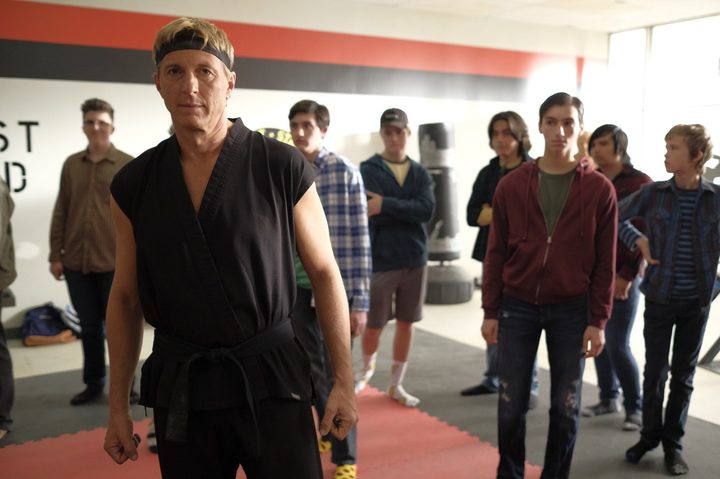 La imagen muestra una escena de la serie Cobra Kai.