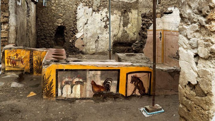 La imagen muestra los restos de un termopolio hallado en Pompeya.