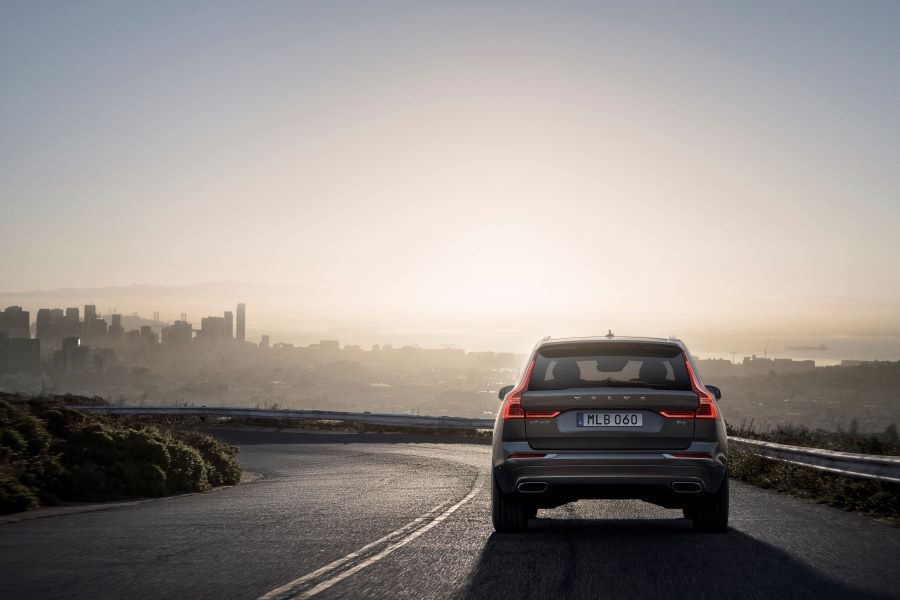 Volvo XC60 Recharge tomando una curva en una carretera
