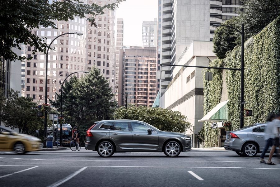 Volvo XC60 Recharge en un cruce de la ciudad