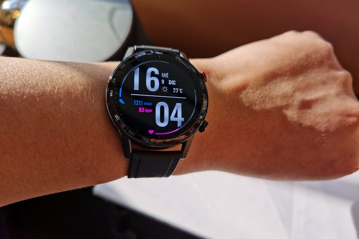 Usuario mostrando el Honor Magic Watch 2