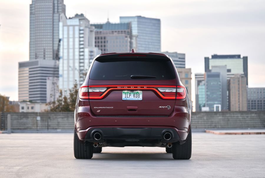 Vista trasera de Dodge Durango SRT Hellcat 2021 con vista de ciudad al fondo