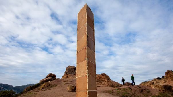 La imagen muestra un monolito de jengibre hallado en un parque de San Francisco.