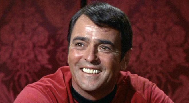 La imagen muestra al actor James Doohan de Star Trek.