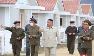 La imagen muestra al líder norcoreano Kim Jong-un junto al resto de su administración.