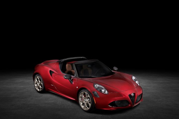 La imagen muestra el nuevo Alfa Romeo 4C Spider Stradale 33 Tributo.