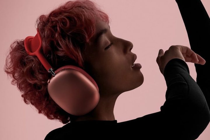 Una chica usando sus AirPods Max color rosa