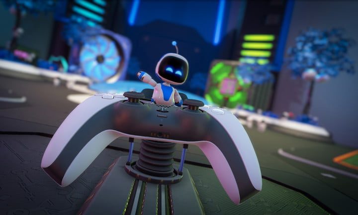 Personaje principal de Astro’s Playroom maniobrando con un control.