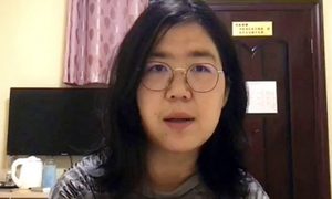 La imagen muestra a la periodista china Zhang Zhan, encarcelada sólo por cubrir la pandemia.