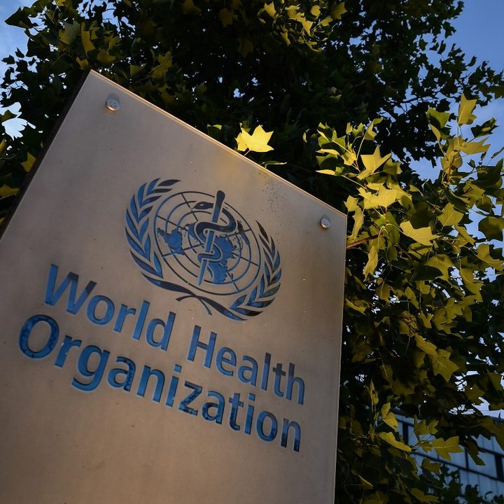 La imagen muestra el frontis de la sede de la Organización Mundial de la Salud.