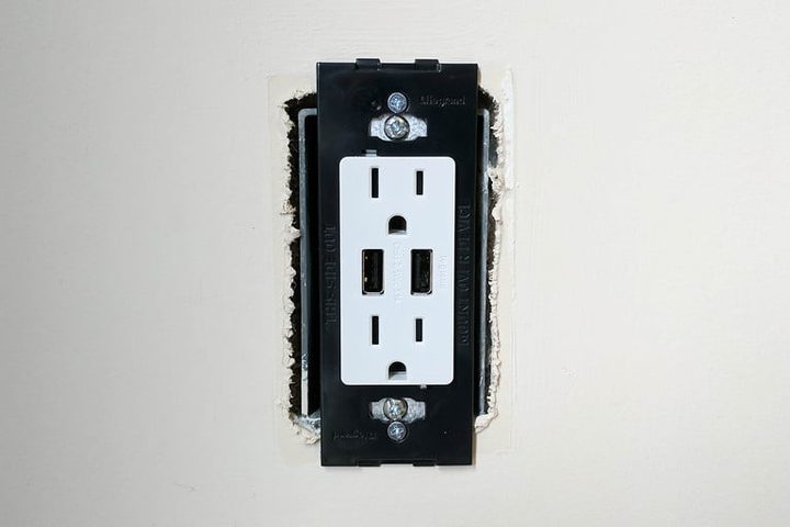 Toma de corriente nueva fijada a la pared