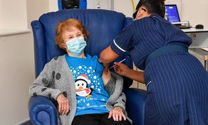 La imagen muestra a Margaret Keenan, la primera persona del mundo en recibir la vacuna de Pfizer.
