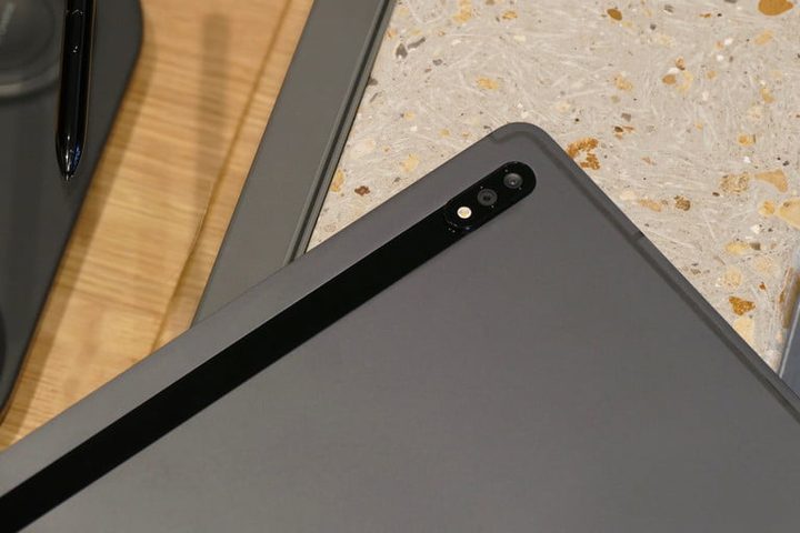 Vista posterior de una Galaxy Tab S7 mostrando sus cámaras