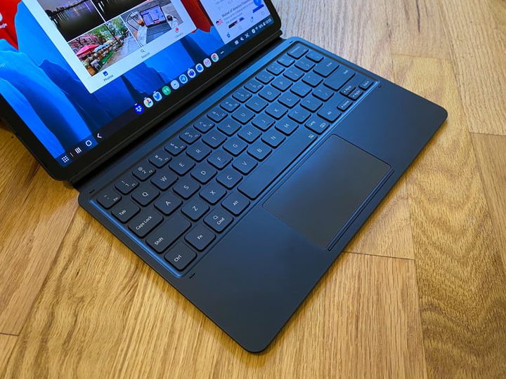 Galaxy Tab S7 en modo laptop con teclado sobre superficie de madera