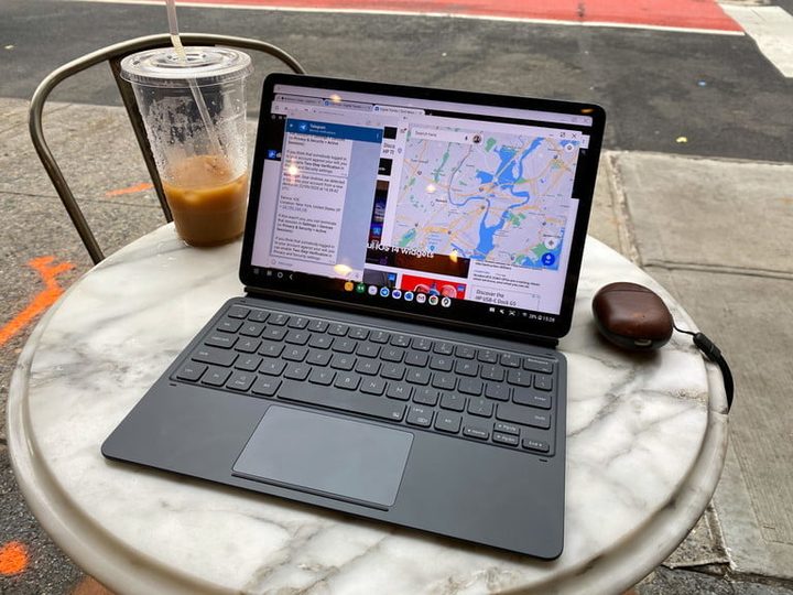 Galaxy Tab S7 con teclado y en modo laptop sobre una mesita junto a un café