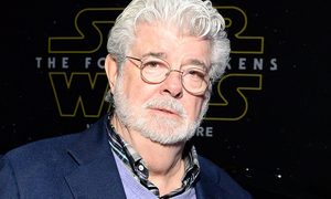 La imagen muestra al director de cine George Lucas.