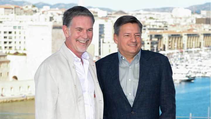 La imagen muestra a Reed Hastings y Ted Sarandos, ejecutivos de Netflix.